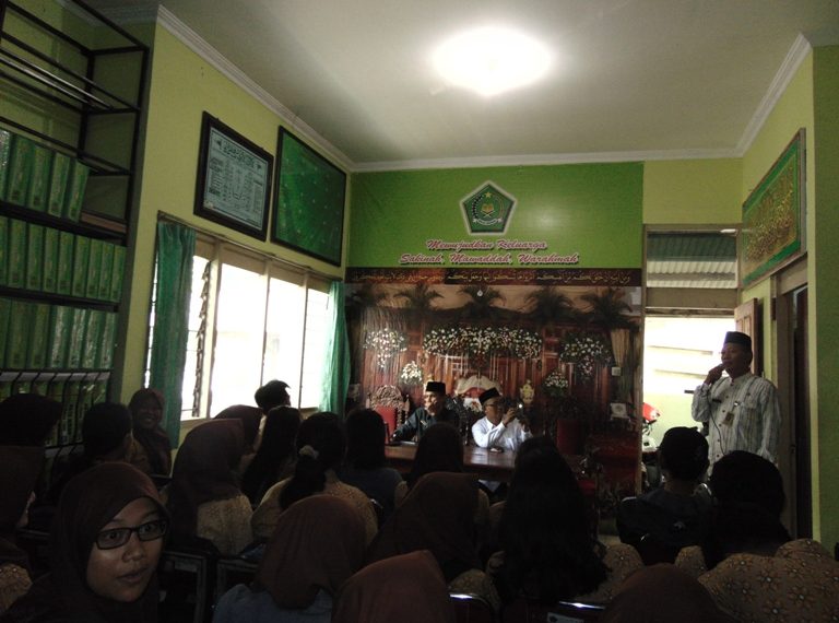 SISWA SMA 1 BAE ADAKAN STUDI PAI DI KUA KOTA