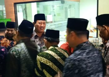 Hari Pertama Kerja Diwarnai Salam-Salaman
