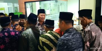 Hari Pertama Kerja Diwarnai Salam-Salaman