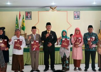 Penyerahan Tanda Kehormatan Satyalancana Karya Satya Kepada 216 ASN Kankemenag Kudus