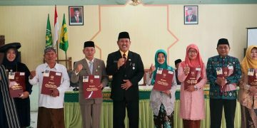 Penyerahan Tanda Kehormatan Satyalancana Karya Satya Kepada 216 ASN Kankemenag Kudus