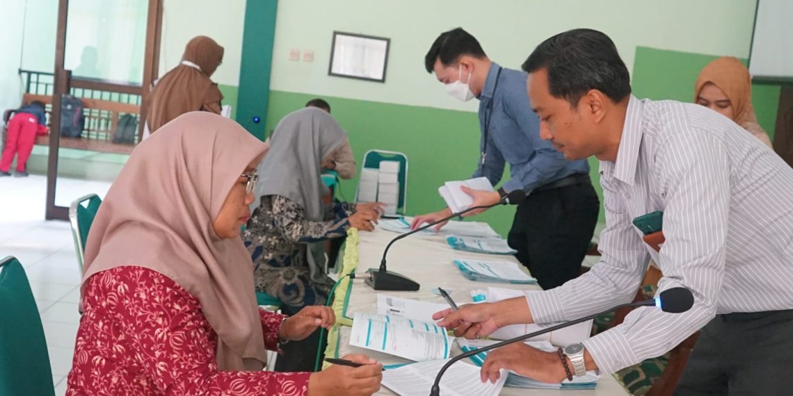 Sebanyak 141 Guru PNS PAI Kankemenag Kab. Kudus Terima Buku Rekening dan Kartu ATM BSI