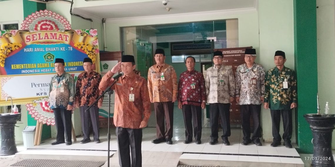 Pimpin Apel Penghormatan Bendera, Kasubbag TU Sampaikan Sistem Kerja WFA dengan Menerapkan Core Values ASN BerAkhlak