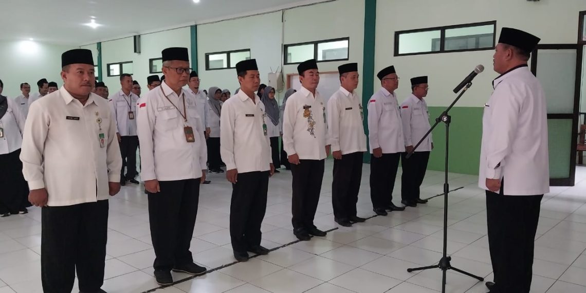 Apel Pagi dan Penyerahan SK Mutasi Tugas