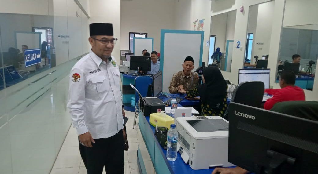 Seksi PHU Kankemenag Kab. Kudus Dampingi Pengurusan Paspor Calon Jemaah Haji 1446 H/2025 M.