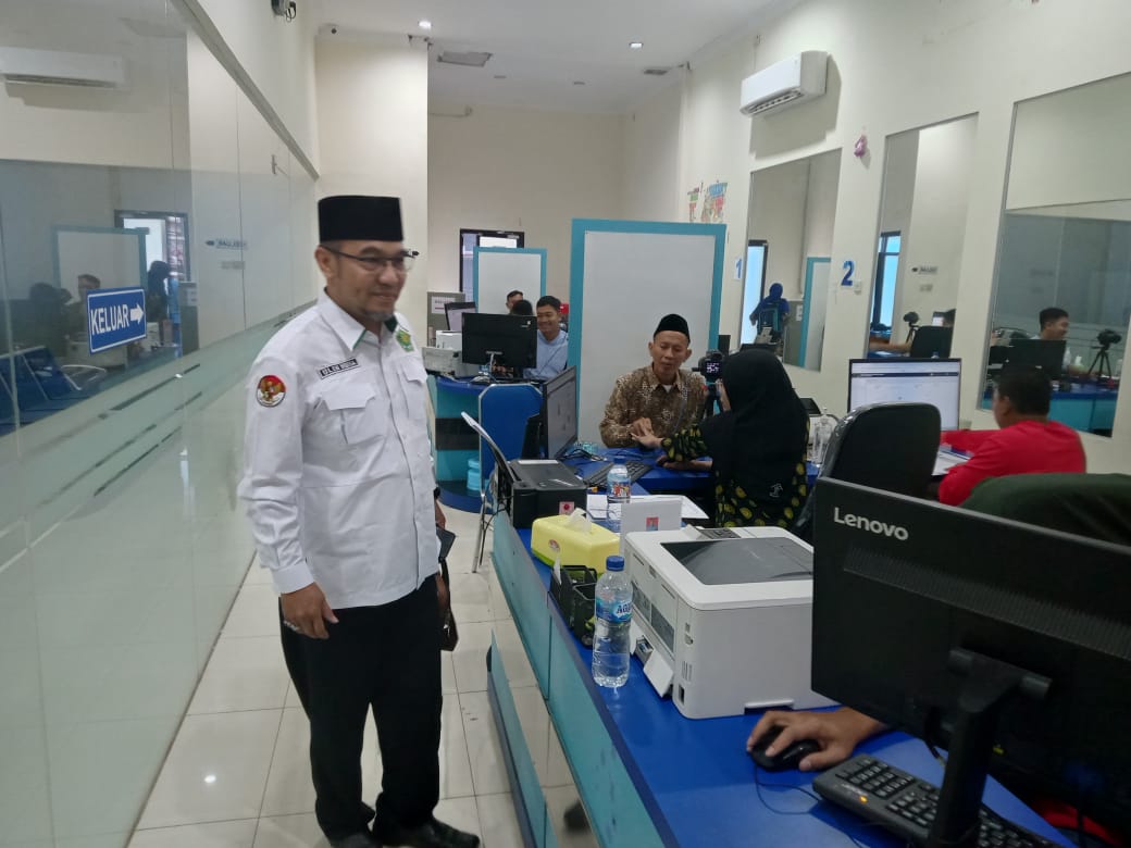 Seksi PHU Kankemenag Kab. Kudus Dampingi Pengurusan Paspor Calon Jemaah Haji 1446 H/2025 M.
