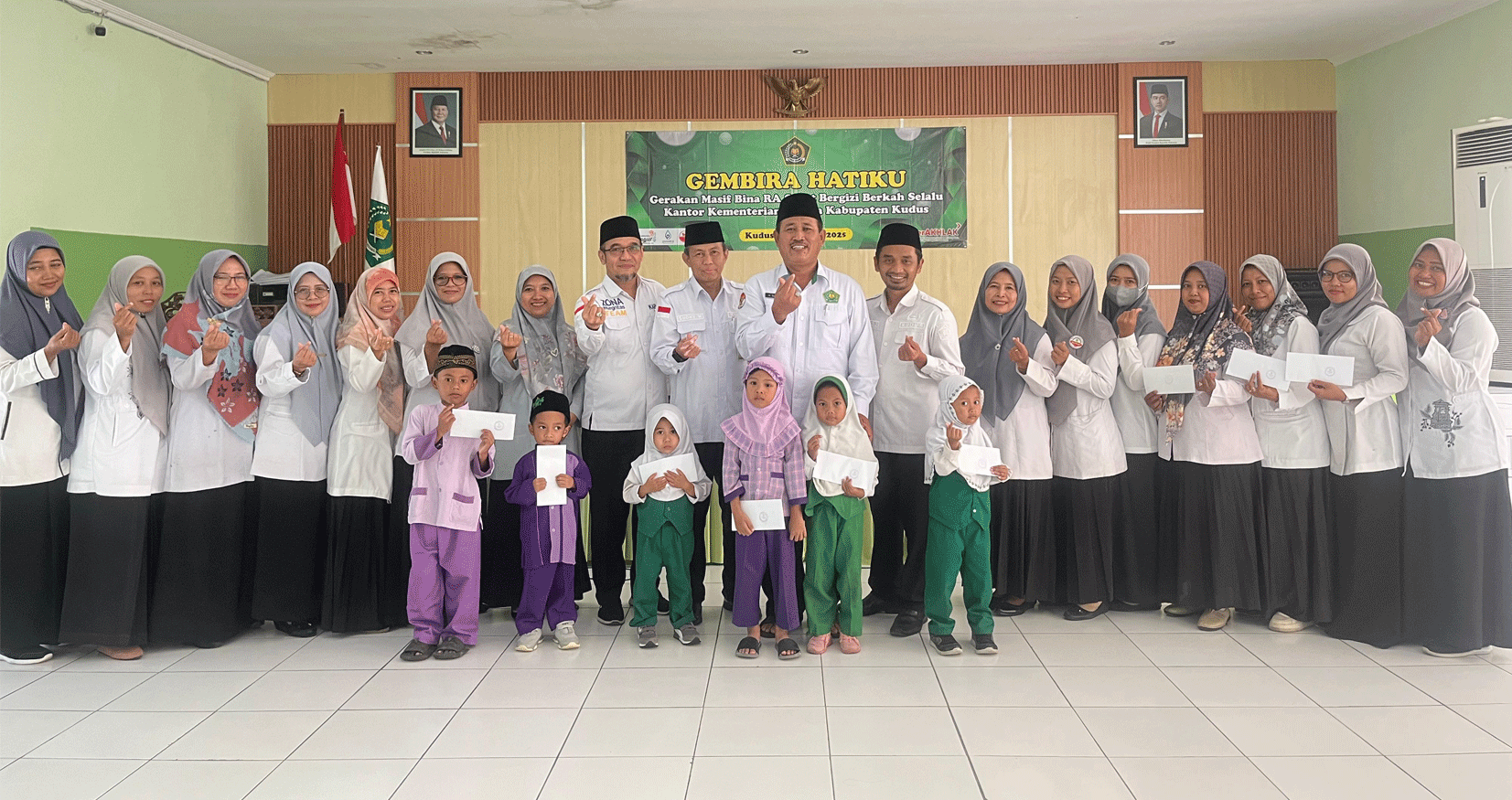Bantuan Anak Didik RA dalam Program Gembira Hatiku