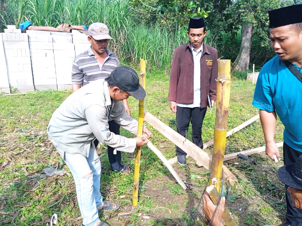 Tim Pengukur Arah Kiblat Kemenag Kudus Lakukan Pengukuran Arah Kiblat Musala Al- Kautsar di Desa Kandangmas Kudus