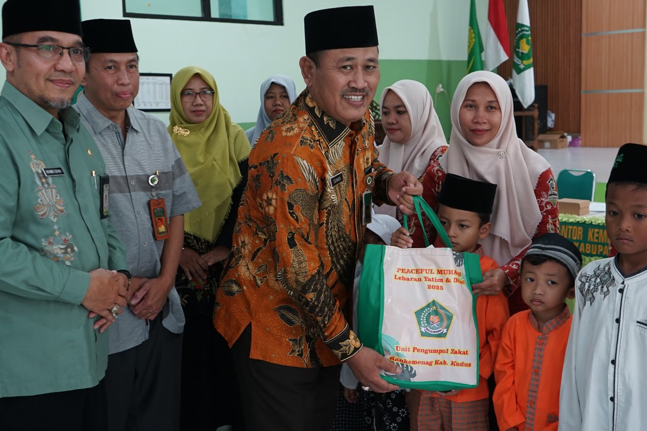 Kemenag Kudus Melalui UPZ Salurkan 100 Bingkisan untuk Anak Yatim