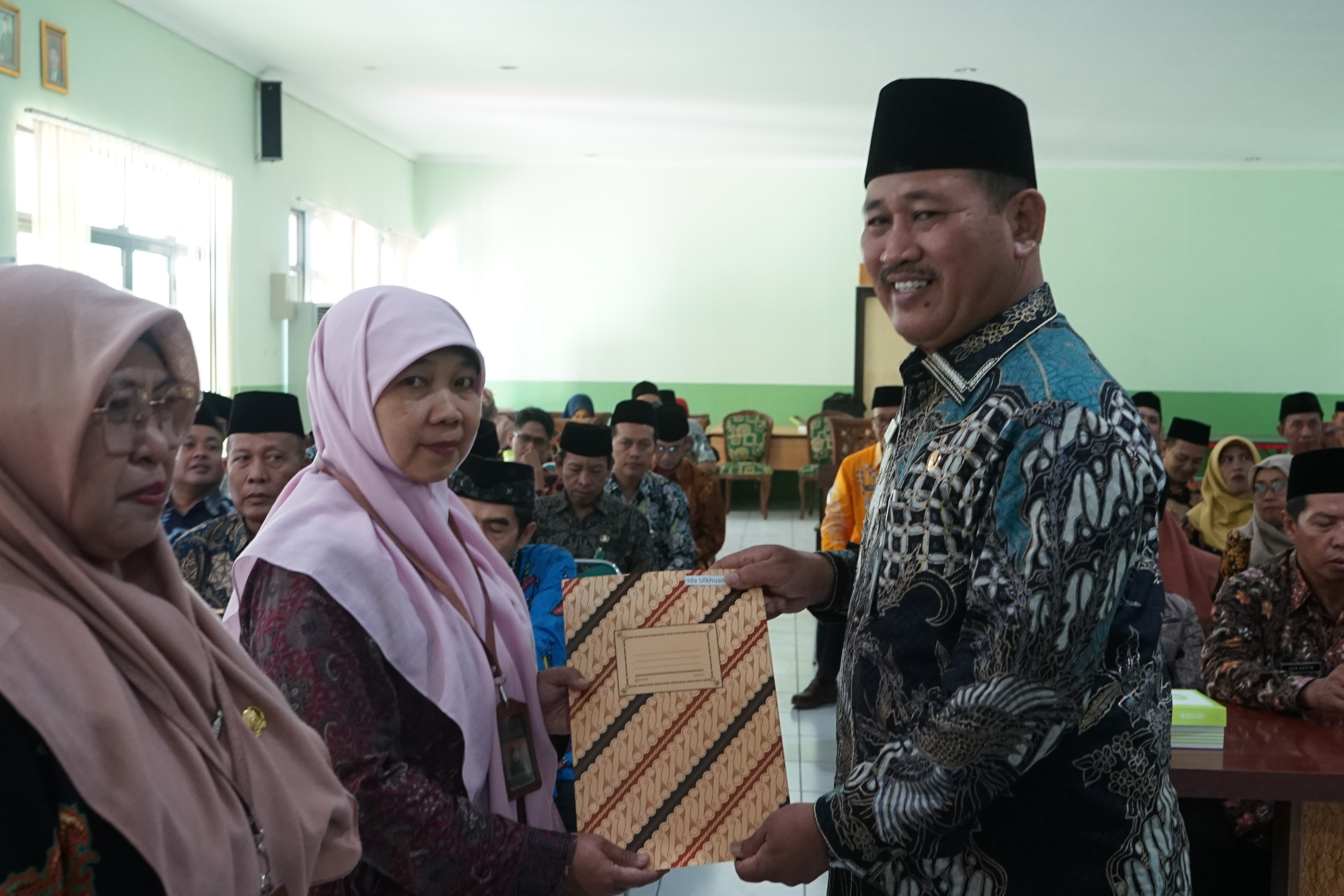 Penyerahan SK Jabatan Pelaksana, Kepala Kemenag Kudus Dorong ASN Tingkatkan Kinerja